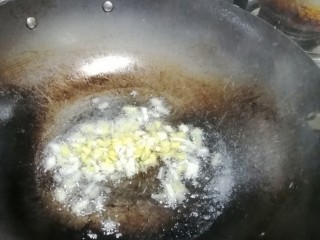 红烧鱼块,开火，加入油，然后加入姜蒜翻炒。