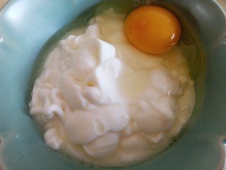 蔓越莓酸奶糕,鸡蛋打入酸奶中拌匀