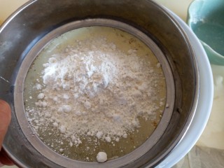 蔓越莓酸奶糕,过筛低粉拌匀到无干粉
