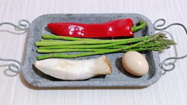 芦笋时蔬小炒,准备食材，食材的量可以增加。
