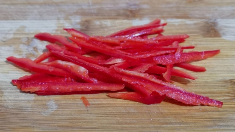 芦笋时蔬小炒,红甜椒去根，去籽，洗干净切丝备用。
