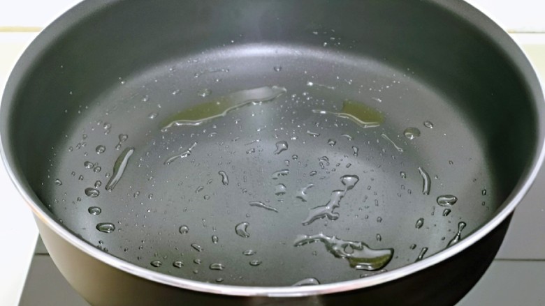 芦笋时蔬小炒,炒锅中刷上少许食用油。