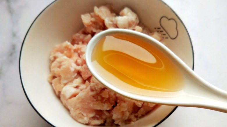 肉沫炒豆角,一勺<a style='color:red;display:inline-block;' href='/shicai/ 718'>料酒</a>。