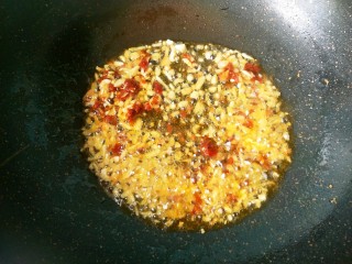 肉沫炒豆角,放入生姜大蒜爆香，放一勺豆瓣酱炒出红油。