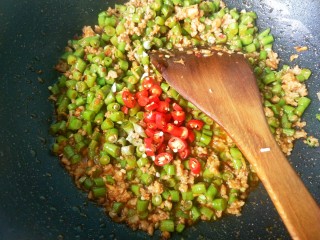 肉沫炒豆角,放入小米椒。