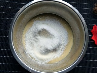 香蕉牛奶松饼,筛入低筋面粉。