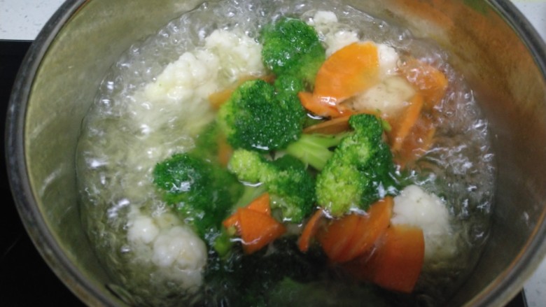 豆腐炒西红柿、西兰花、菜花,待菜花、西兰花断生后，放入胡萝卜焯水30秒。