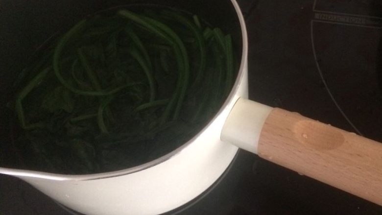 蒜蓉菠菜,锅里放水烧开，滴几滴食用油，放入洗好的菠菜焯几分钟去掉草酸；