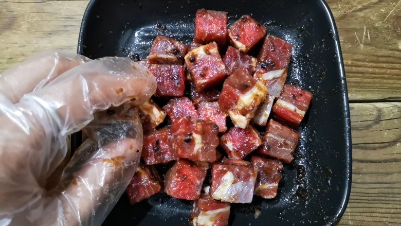 彩椒牛肉粒,加入适量（约30克）的牛排酱（牛排酱口味根据个人喜好），抓拌均匀。