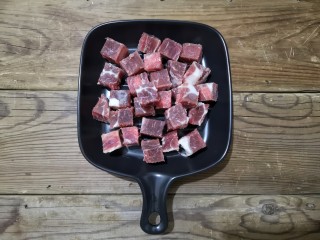 彩椒牛肉粒,牛肉在未解冻状态下用切冻肉的锯齿刀切小块。