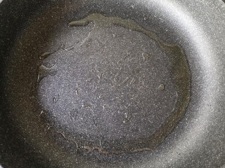 彩椒牛肉粒,锅中适量橄榄油烧热。