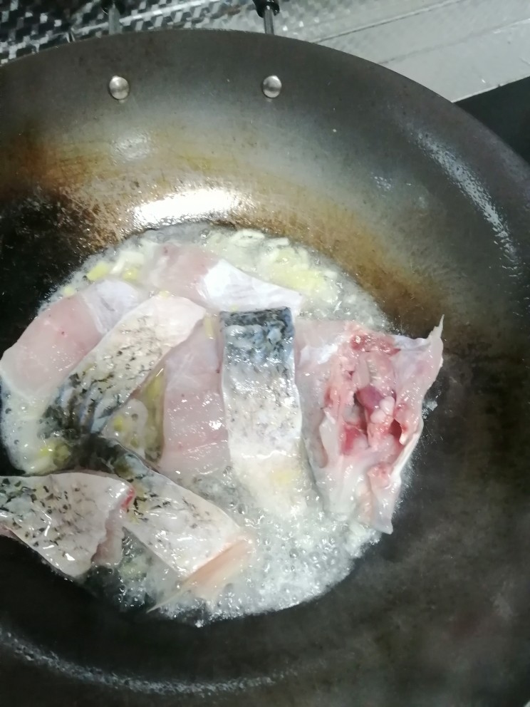红烧鱼块,倒入鱼块，煎一下鱼块。
两边都要煎下，煎1-2分钟