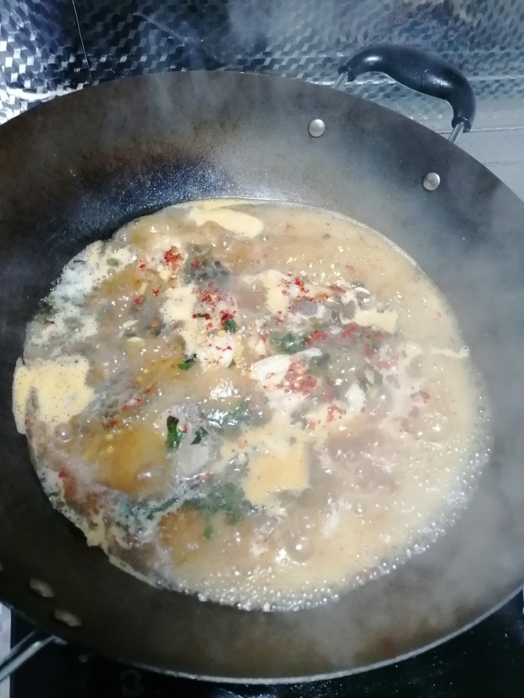 红烧鱼块,加辣椒粉，紫苏和酿造酱油一起煎十秒左右，然后加水一起煮。