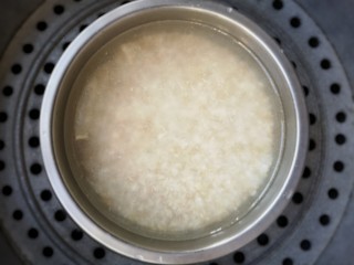 藜麦炒饭,加入比米高出一指节的水，上蒸锅隔水蒸35分钟，蒸熟。（也可直接用电饭煲）