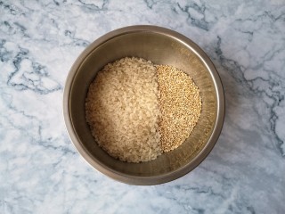 藜麦炒饭,将藜麦和大米按1：3笔记混合。成年人一天吃100克左右就可以满足身体需要，但是要注意膳食均衡，不能只吃藜麦。