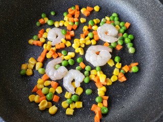 藜麦炒饭,放入虾仁和蔬菜翻炒至虾仁变色。