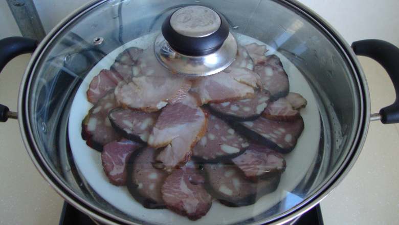猪血丸子蒸腊肉,上锅蒸制10分钟成熟
