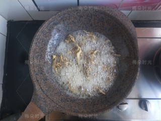 干炸蘑菇,然后大火把油烧的更热，把蘑菇倒进去复炸第二次。