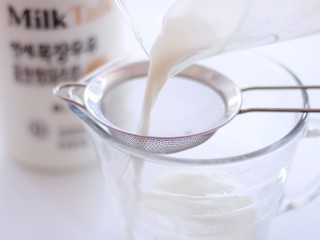 承味延世牛奶芒果布丁,把牛奶混合液過篩，倒入傾斜的玻璃杯中，放入冰箱冷藏
