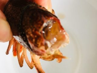 蒜蓉小龙虾,再用剪刀将小龙虾的头部剪一个小洞