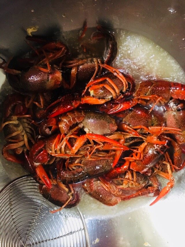 蒜蓉小龙虾,锅中放入适量的油烧至六成热时放入小龙虾