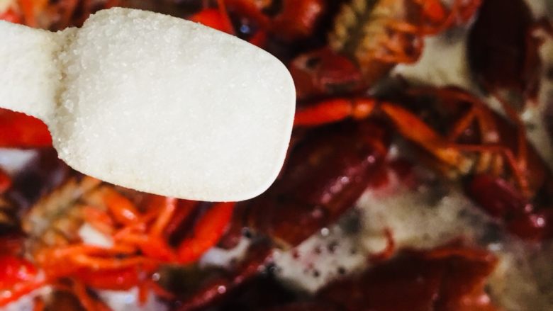 蒜蓉小龙虾,调入适量的盐