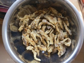 干炸蘑菇,然后放一个盆里，撒椒盐，晃动均匀。喜欢吃辣的还可以撒少许辣椒粉。