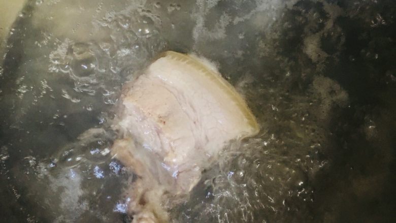 蒜苔炒肉,大火烧开焯一下水，撇开浮末，煮五分钟左右