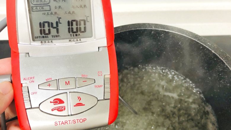 夹心棉花糖,将水和砂糖一起放入不粘锅里，中小火煮沸，煮到100°
