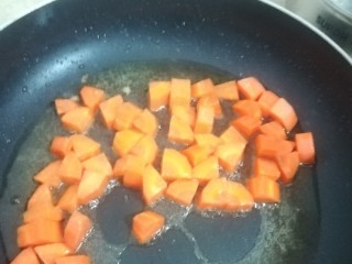 宫爆鸡丁,将胡萝卜放进锅过一下油，不用太久