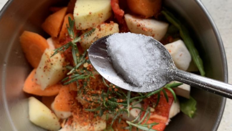 香烤什锦蔬菜,放点盐调味，辣椒粉和迷迭香随意
