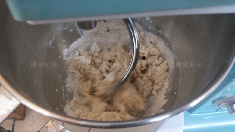 花朵豆沙面包,打开厨师机揉面，先用低速两分钟揉成面团，再用中高速大约四五分钟。