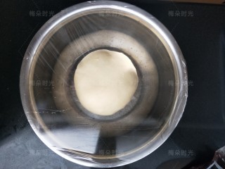 花朵豆沙面包,然后放盆里，封上保鲜膜，放进烤箱发酵。