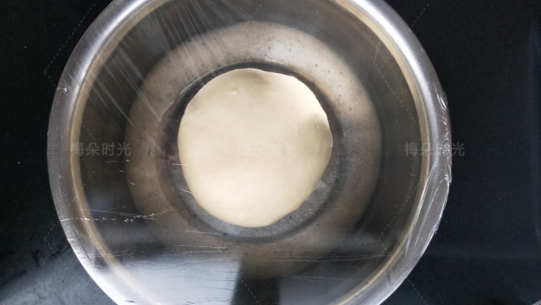 花朵豆沙面包,然后放盆里，封上保鲜膜，放进烤箱发酵。