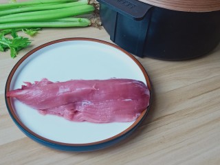 猪肉芹菜蒸饺,准备新鲜的里脊肉，芹菜与饺子皮。