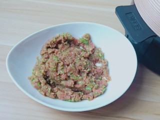猪肉芹菜蒸饺,用筷子顺着一个方向搅拌上浆。