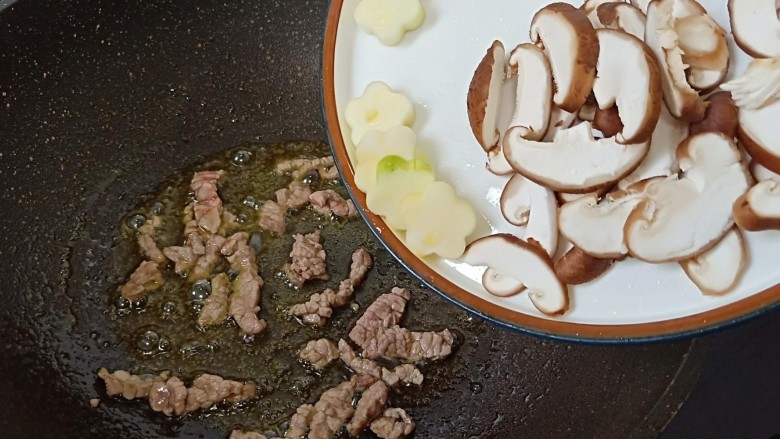 鲜蔬牛肉炒面,此时加入香菇快速翻炒。