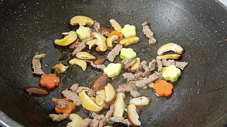 鲜蔬牛肉炒面,胡萝卜与西葫芦也一起翻炒。