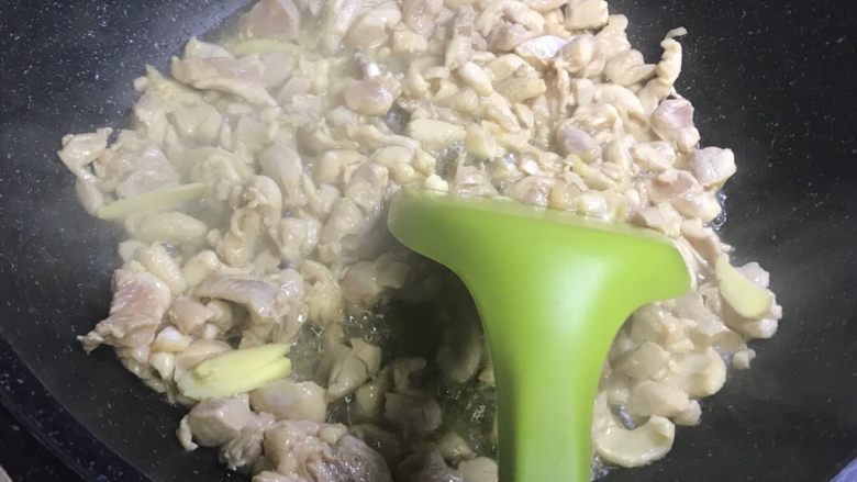 黑椒口蘑鸡腿,热锅后倒入油，放入花椒大料，使底油更香，捞出花椒大料扔掉。