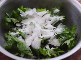 芹菜叶麦饭,腌制好的芹菜叶，撒入适量的面粉，面粉的量可以根据个人喜好来加入。