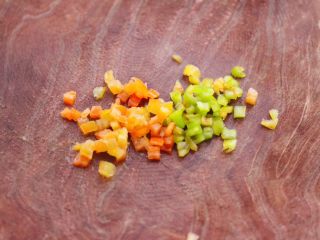 芹菜叶麦饭,现在做蘸料，把彩椒用刀切碎。