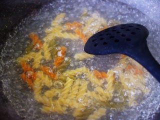 时蔬罗勒炒意面,锅中倒入适量的清水，把意面冷水下锅，开锅后盖上锅盖，中火煮8分钟后，捞出过冷水沥干水分备用。