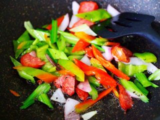 时蔬罗勒炒意面,大火翻炒均匀后，加入芹菜和青尖椒。