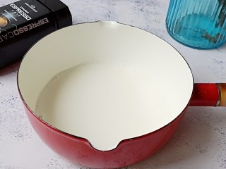 棉花糖奶咖,纯牛奶倒入一个大的容器，根据个人口味加一点糖，开火加热到牛奶周围冒泡关火。