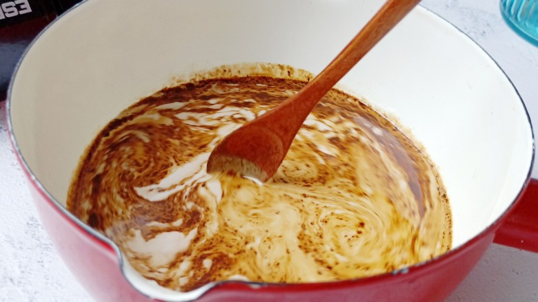棉花糖奶咖,用勺子搅拌均匀。