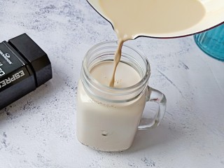棉花糖奶咖,搅拌好的奶咖倒入杯子里。
