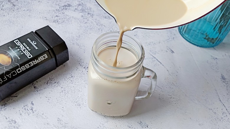 棉花糖奶咖,搅拌好的奶咖倒入杯子里。