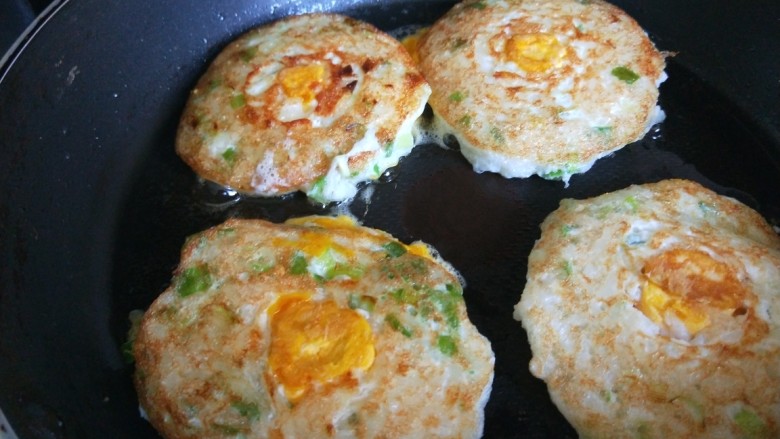 米饭鸡蛋山药饼,小火慢煎。蛋黄熟透即可。