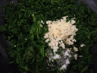 凉拌野扫帚苗,加入蒜末，盐。鸡精。浇入花椒辣椒油。