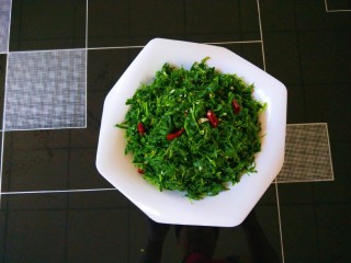 凉拌野扫帚苗,一盘青绿凉拌菜上桌了。
